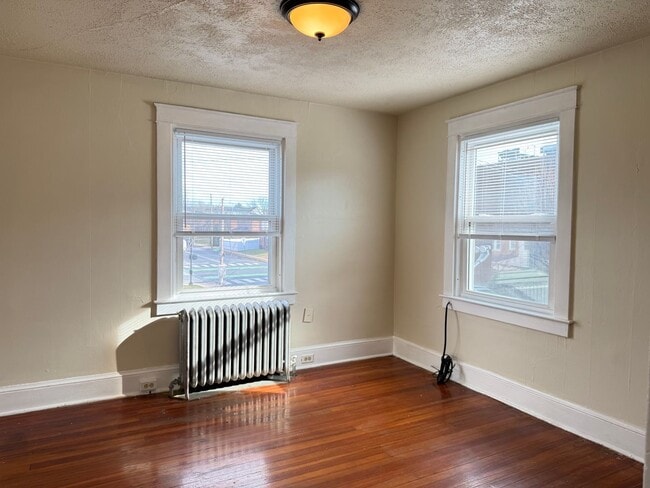 Building Photo - 839 E Walnut St