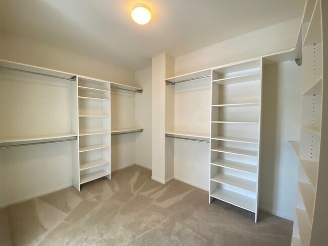 Building Photo - Mediterranean-style 4-bedroom in Seaside Highlands!