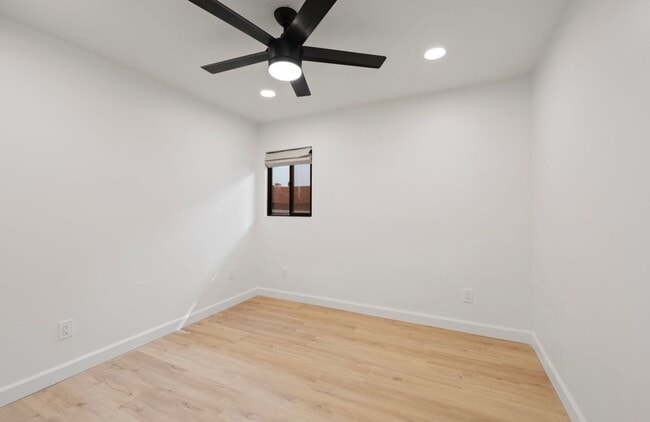 Building Photo - 3 Bed 2 Bath Townhouse For Rent in Pacific Beach.