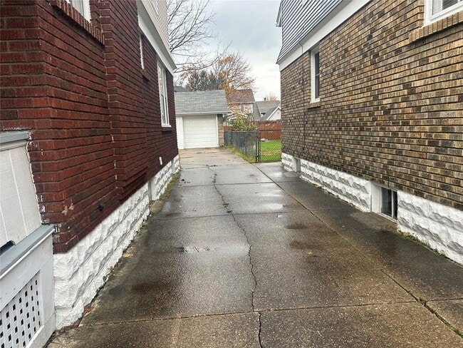 Building Photo - 1028 W 29th St