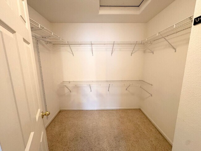 Building Photo - STUNNING & SPACIOUS 4 BEDROOM HOME IN LIVE...