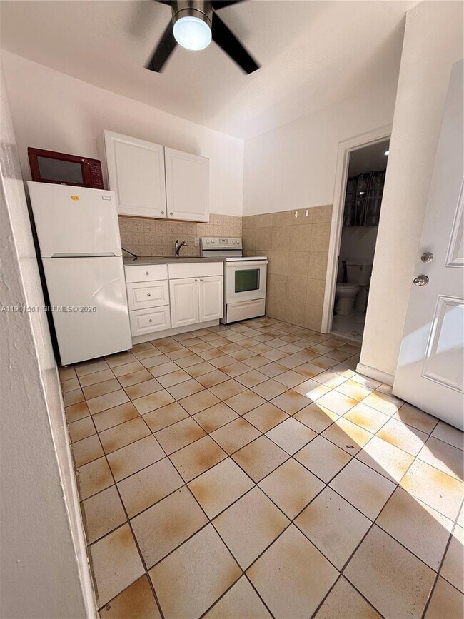 Building Photo - 1037 SW 20th Ave