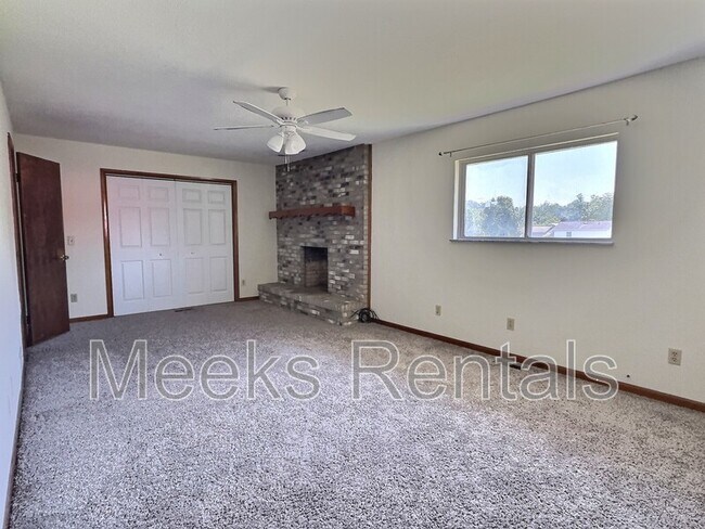 Building Photo - 40 Maple Ln