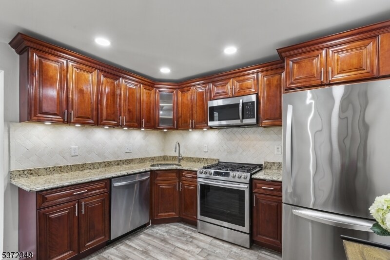 Kitchen - 31 Howard Ct