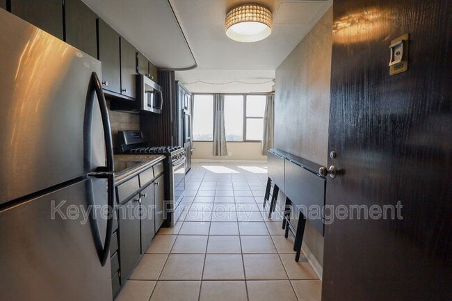 Primary Photo - 410 W 7th St