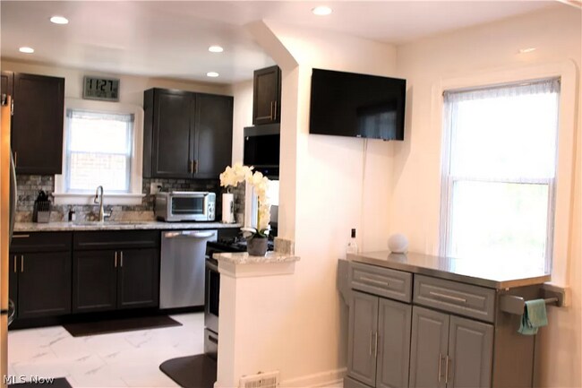 Building Photo - 1222 Castleton Rd