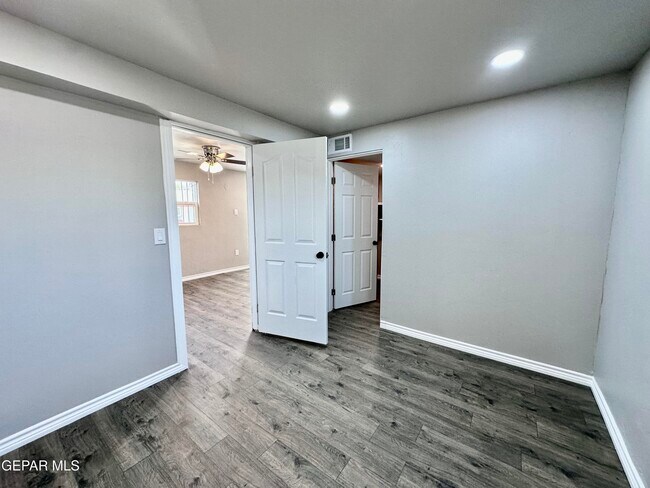Building Photo - 4808 N Stevens St