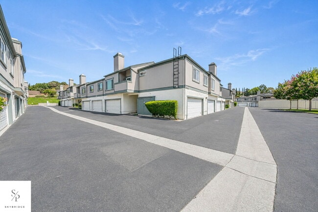 Building Photo - Charming 2-Bed Townhouse with Fireplace in Prime CA Location!