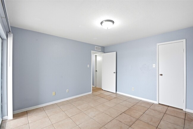 Building Photo - 8918 Bissonnet St