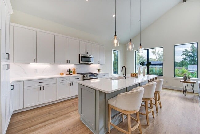 Building Photo - 6121 Pacific Frst Dr