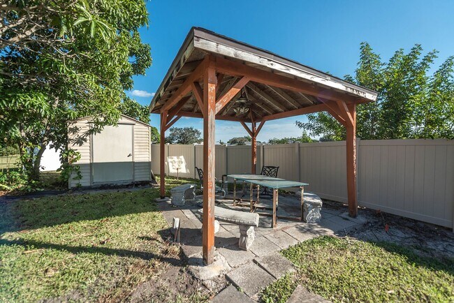Building Photo - Welcome to this spacious three-bedroom, three-bath home in the heart of Palm Bay