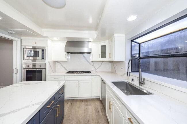 Building Photo - Beautifully Appointed 5 Bed, 4 Bath Executive Home