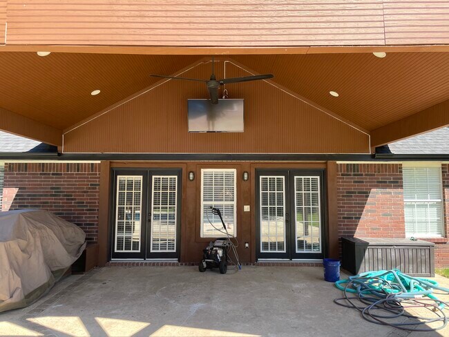 Building Photo - 602 Paradise Way