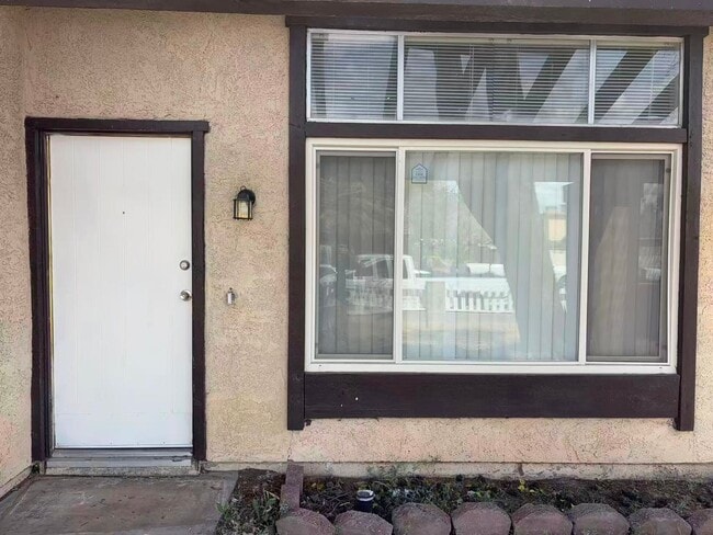 Building Photo - Cozy Home