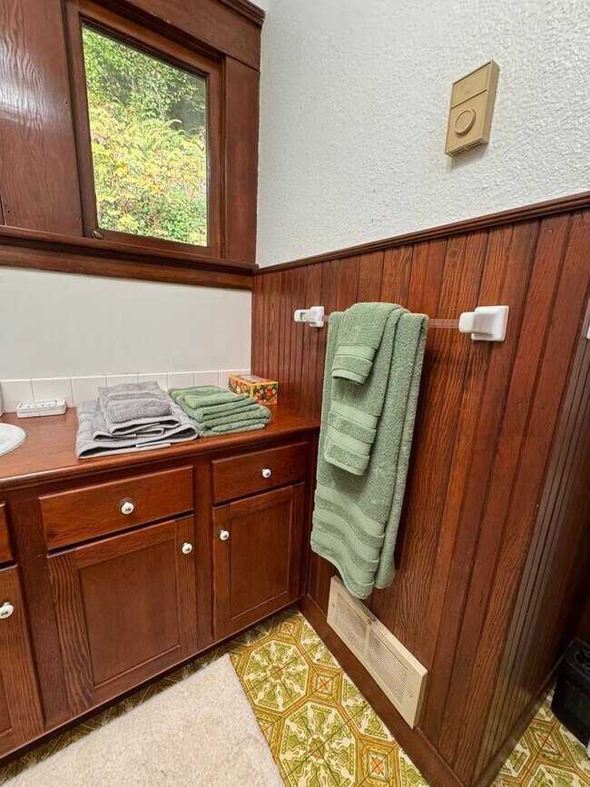 Building Photo - YOUR PACIFIC NORTHWEST RETREAT AWAITS! AV CHARGING STATION, GORGEOUS VIEWS, PRIVACY AND MORE!