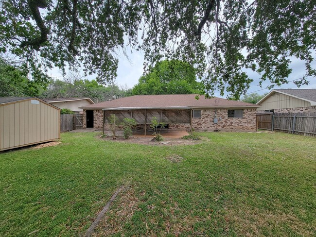 Building Photo - Welcome to your dream rental! This meticulously remodeled 3-bedroom, 2-bathroom home in the heart...