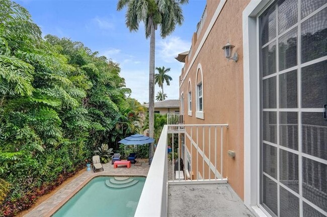 Building Photo - 624 NE 29th Dr