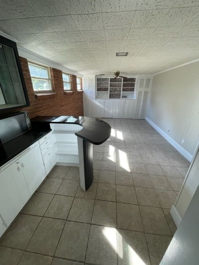 Building Photo - Spacious Corner-Lot Home Near Hwy 127 & Downtown Hickory
