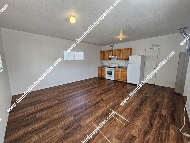 Building Photo - 1 Bedroom, 1 Bathroom near CNM Area Availa...