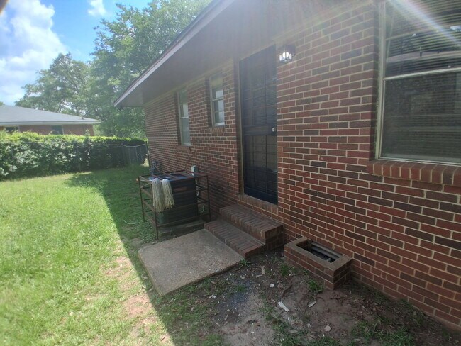 Building Photo - 4529 Lasalle Dr