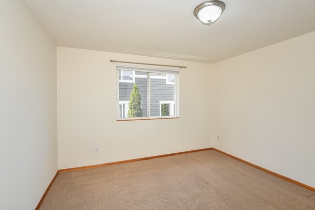 Building Photo - 3BR/3.5BA Craftsman Townhome w/ 2-Car Garage in Prime Seattle Location