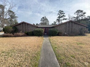 Building Photo - Spacious rental available, just off Berckm...