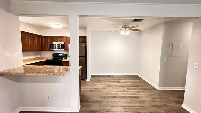 Building Photo - Unlock Your Perfect Winter Park Retreat: F...