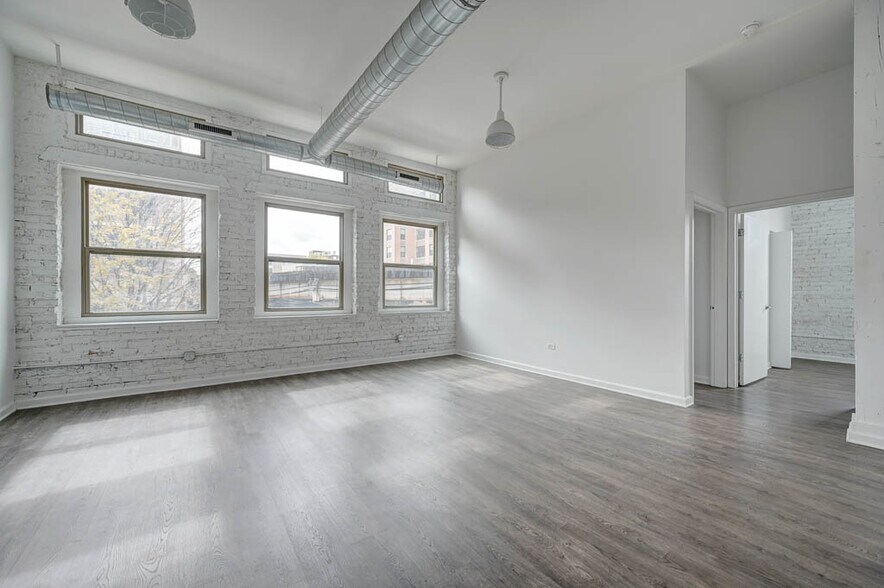 Building Photo - 932 W Dakin St