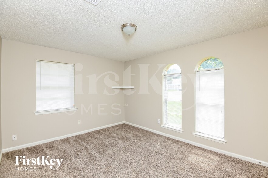 Building Photo - 2100 Cedar Ct