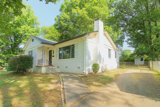 Building Photo - 2 bedroom Ranch with Fenced in Back Yard!!