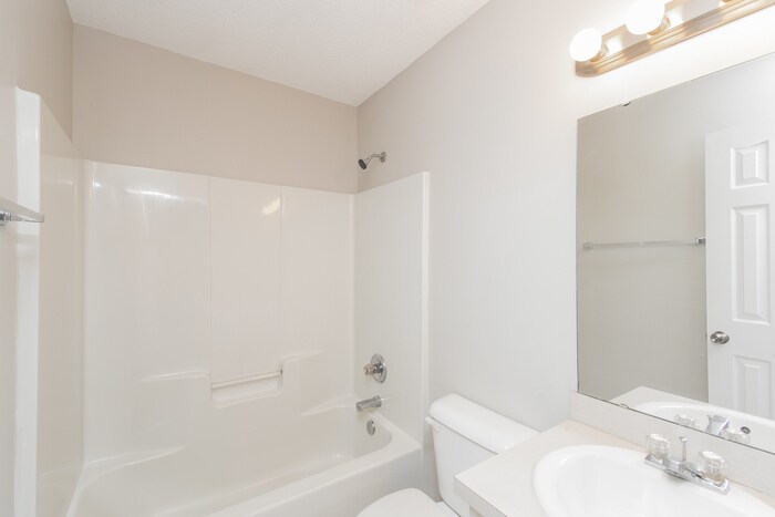 Building Photo - 220 Turtle Creek Dr