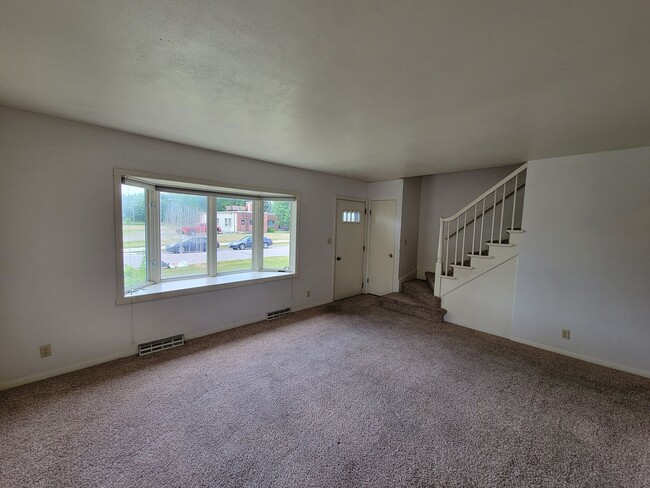 Building Photo - 4 bedroom 2 bath near campus!