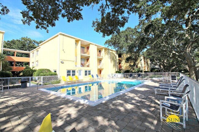 Building Photo - Charming 2 Bedroom Ground Unit at The Cedars