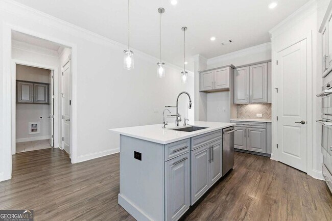 Building Photo - 2025 Abbey Rd