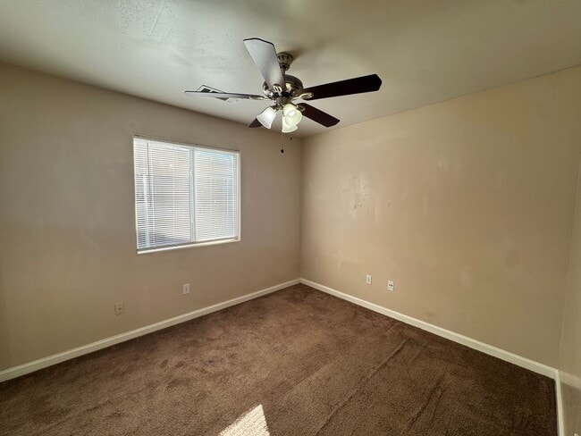 Building Photo - Spacious Northwest Bakersfield Home!
