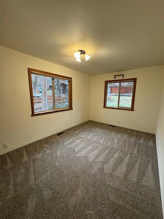 Building Photo - 3 Bdrm, 3 Bath home in Lynnewood with Gourmet Kitchen, 3 miles to Sky Lakes Medical Ctr and OIT