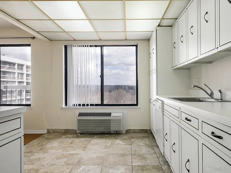 Building Photo - 400 High Point Dr