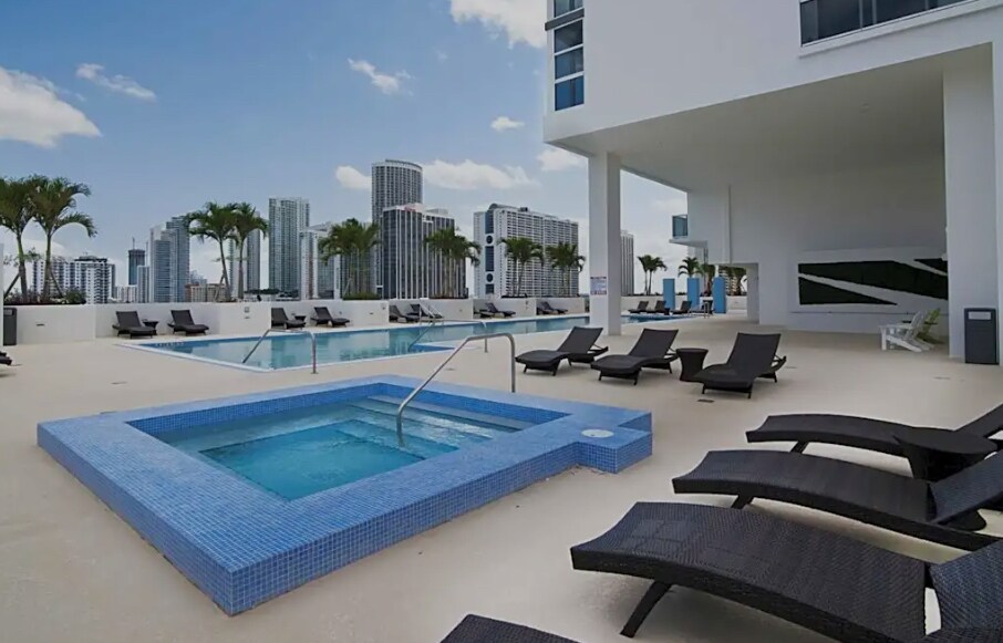 Building Photo - 1635 NE Miami Ct