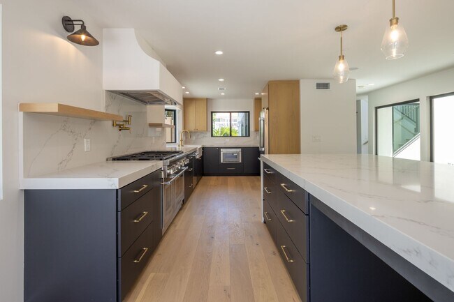 Building Photo - Gorgeous Fully Remodeled 5 Bedroom Home wi...