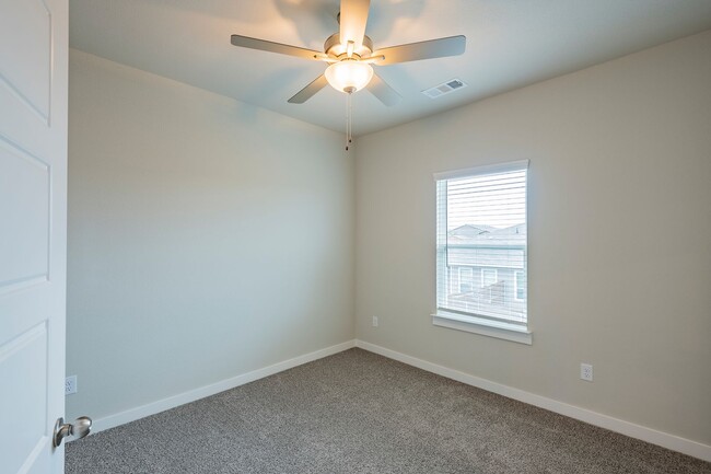Building Photo - AVAILABLE NOW! GORGEOUS 4 BEDROOM DUPLEX LOCATED IN MIDLOTHIAN ISD!