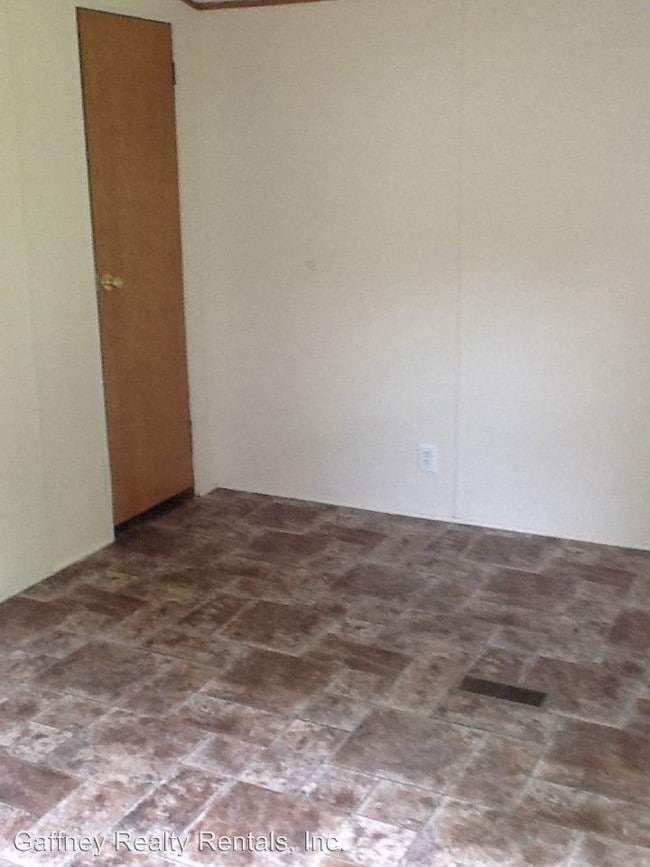 Building Photo - 4 br, 2 bath House - 308 River Dr.