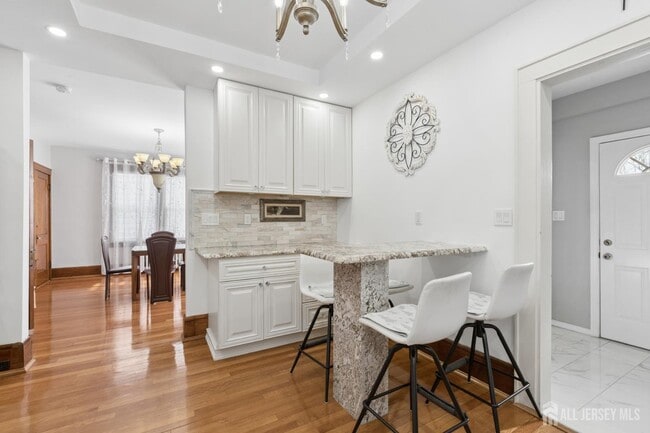 Building Photo - 415 Main St