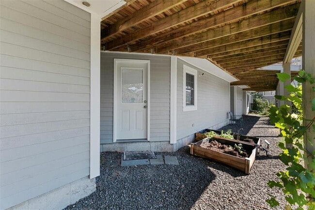 Building Photo - 675 Townsend Ave