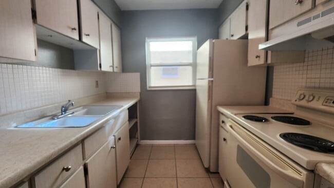 Building Photo - 1424 Spring Lane Apt 1-4