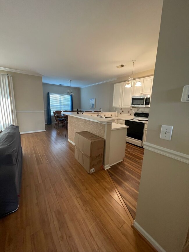 Building Photo - 2 bedroom 2 bath fully furnished 1st floor...