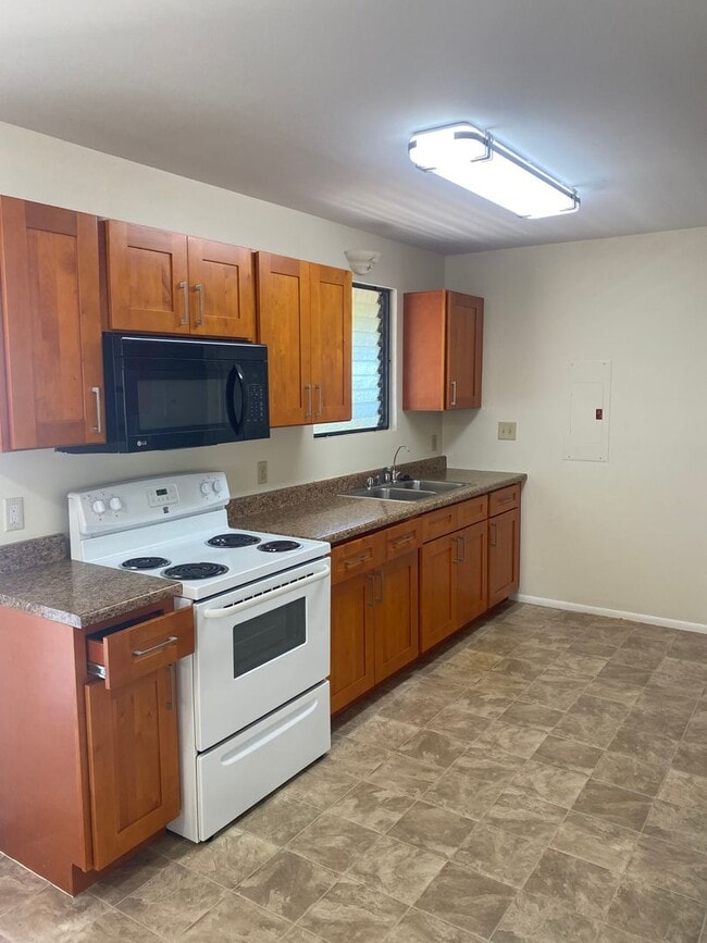 Building Photo - Quiet Kaimuki Neighborhood, 4 bedroom, 2 B...
