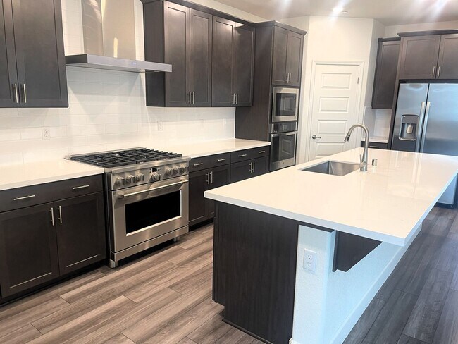 Building Photo - 5 Bedrooms Home in Russell Ranch