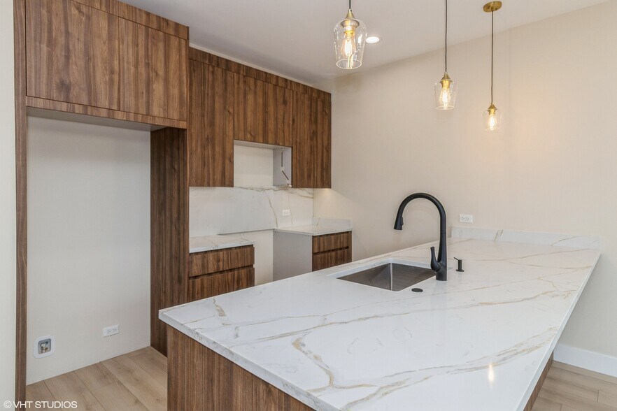 Building Photo - 3045 W Irving Park Rd