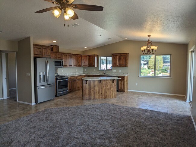 Primary Photo - Wonderful 3 bedroom 2 bath Orchards condo