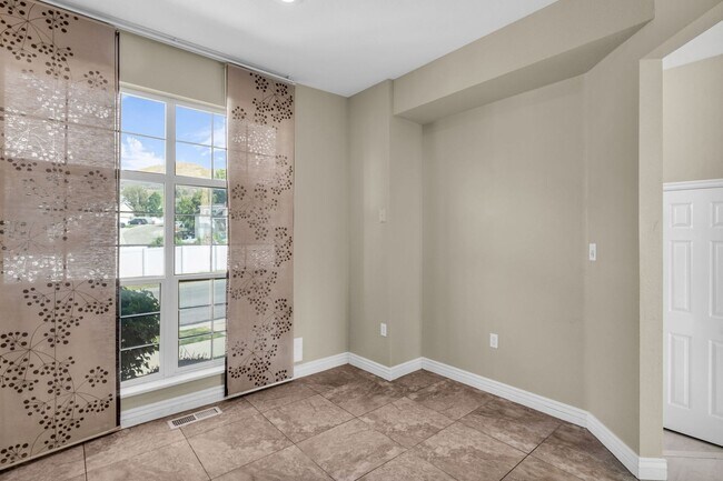 Building Photo - 3 Bed Draper Townhome with Views